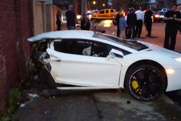 Így szakította ketté a Lamborghinit (videó) - Sértetlenül szállt ki a sofőr