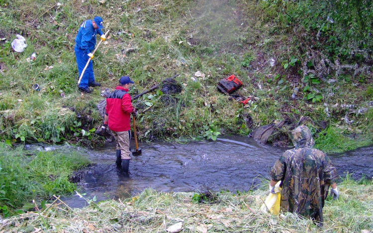 Rengeteg szeméttől szabadították meg a Kenyérmezei-patakot