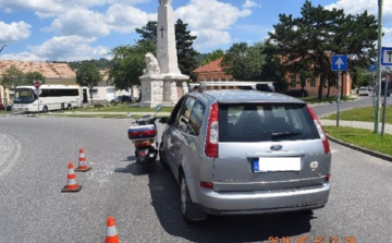 Szabálytalan volt az autós és a motoros is, sérülés lett a vége