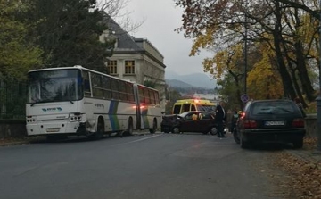 Busz és személyautó ütközött a Prímás Pince előtt - VIDEÓ