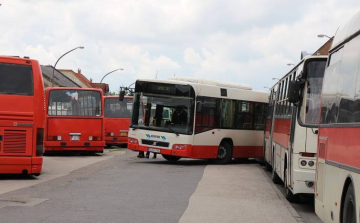 Biztonsági kamerák és pánikgomb több esztergomi buszon is