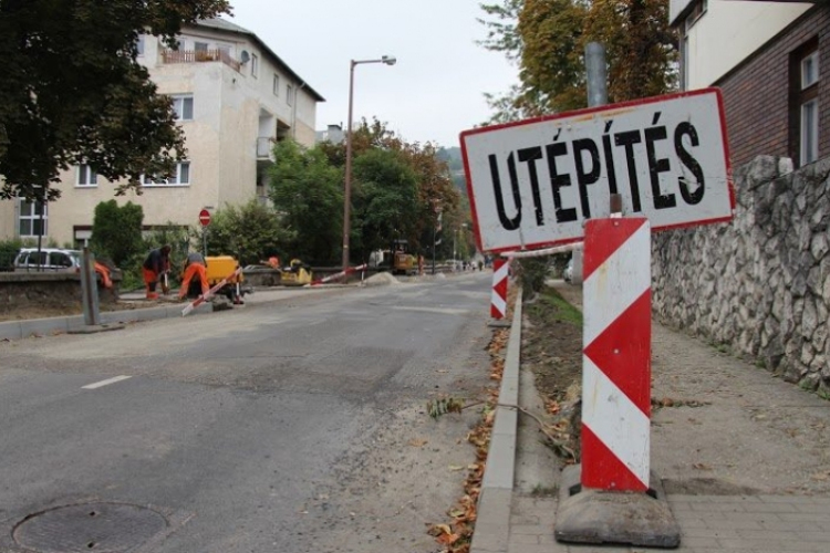 Folytatódnak az út- és járdafelújítások Esztergomban
