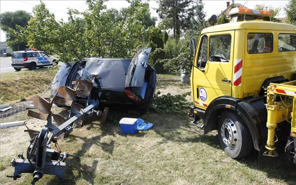 Két autónak is nekiment és végül ekének ütközött egy autós Jászberényben