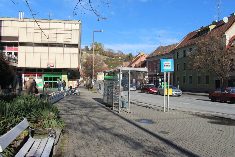 Új fedett buszmegállók, megújuló járdák Esztergomban