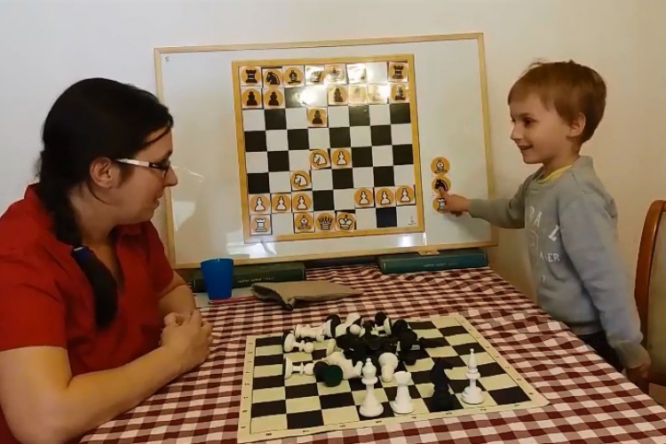 Sakkozz a gyerekkel – Tanfolyam indul az Oktávban - VIDEÓVAL