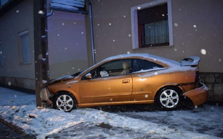 Felhajtott a járdára és villanyoszlopnak csapódott egy fiatal nő Nyergesen