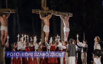 Ilyen lesz a Csíksomlyói Passió a Bazilika előtt