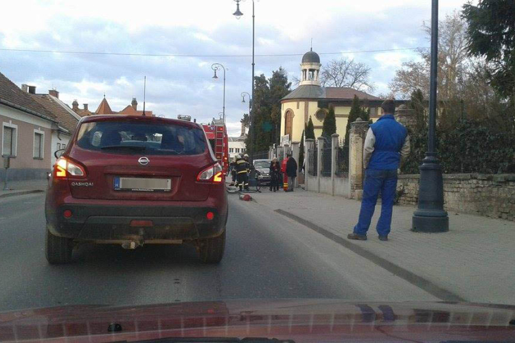 Villanyoszlopnak csapódott egy autó a Petőfi úton