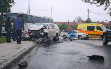 Gyerekeket szállító busz ütközött Dorogon - FOTÓK