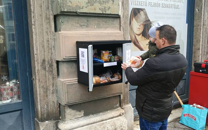 Jószívű esztergomiak segítsünk! - Ételt adok-Ételt kapok doboz a főtéren