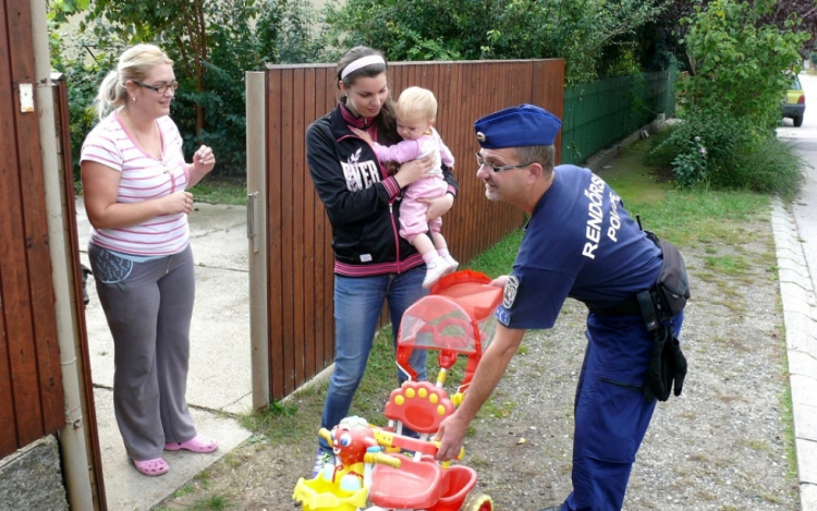 Ez a legalja: egyéves kislánytól lopott egy esztergomi nő