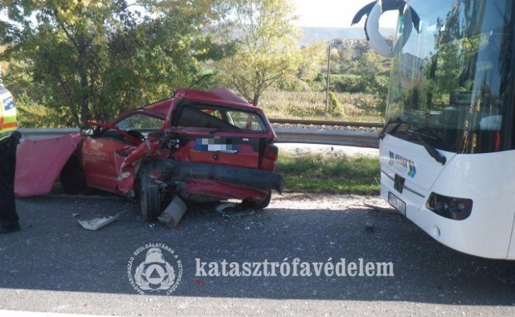 Teljes útzár buszbaleset miatt a 10-esen