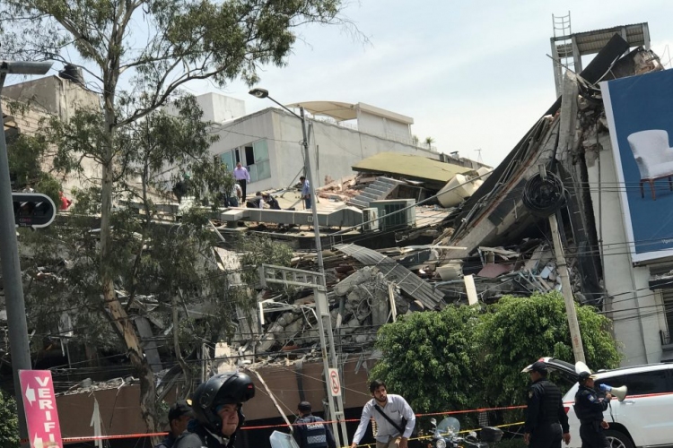 Száznál is több halottja van a mexikói földrengésnek, toronyházak omlottak le 