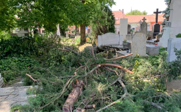 Továbbra is marad a temetői látogatási tilalom