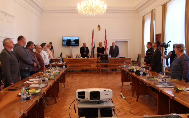 Újabb döntés hajléktalan-ügyben, főállású alpolgármestert választott a testület