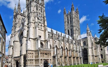 A 12. század vége óta folyamatos a kapcsolat Esztergom és Canterbury között