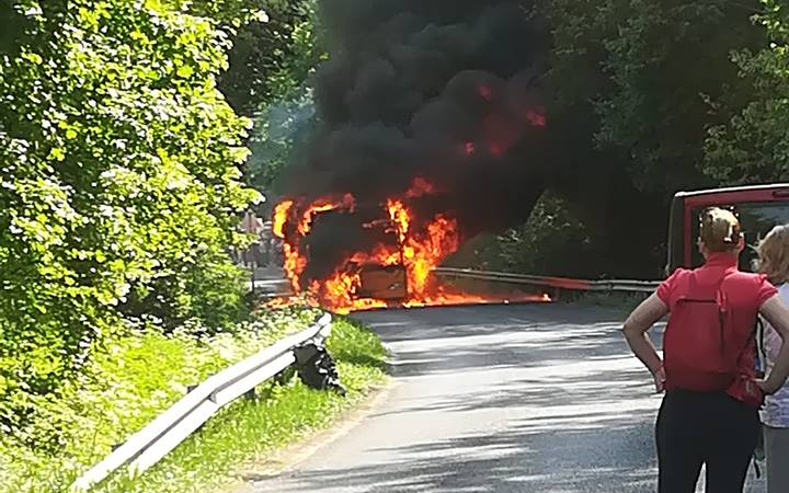 Kigyulladt egy busz Pilisszentkeresztnél - 50 utas ült rajta