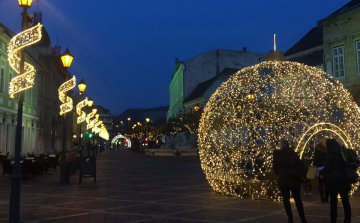 Újabb gyönyörű dísszel bővült Esztergom adventi kivilágítása