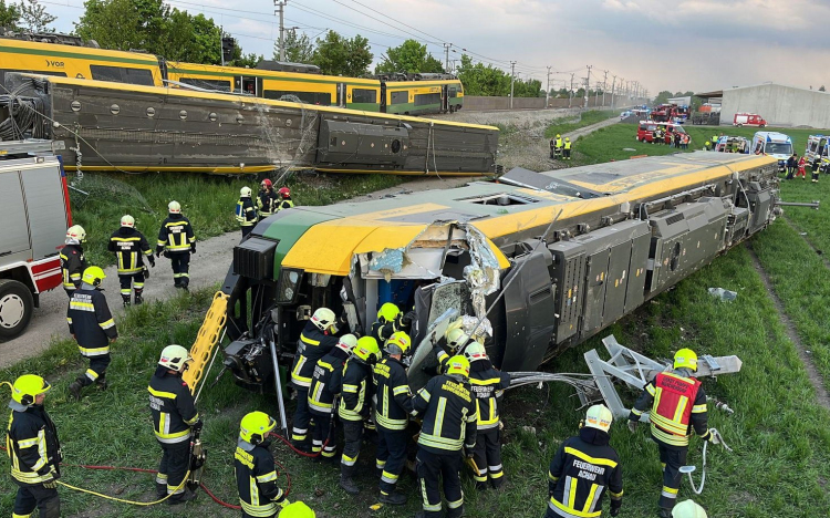 Bécs közelében kisiklott egy vonat