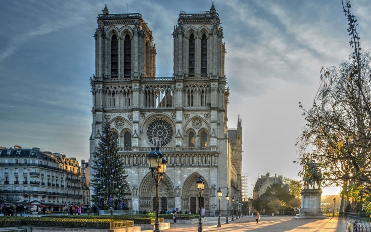 Egy éve pusztított a tűz a Notre-Dame-ban, harangozással emlékeznek