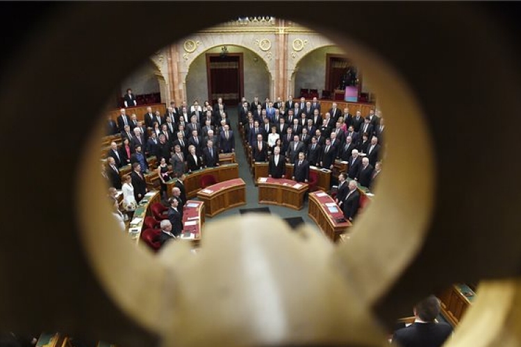 Az alaptörvény kilencedik módosításáról dönthet a parlament