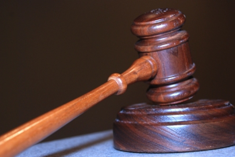 Fenyegette és bántalmazta lányait a pilismaróti apa