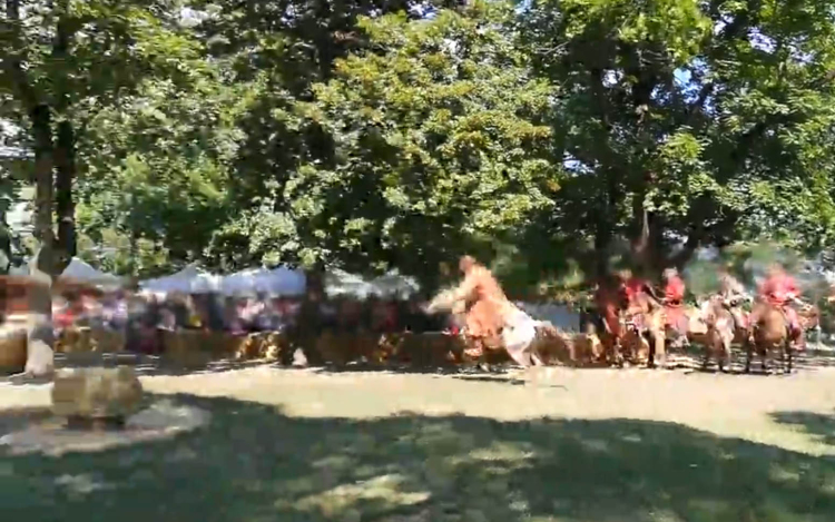 Hasba lőtt egy nézőt egy lovasíjász – Elítélték – VIDEÓ