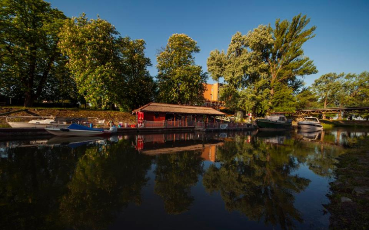 Újra megnyitott Esztergom Dunán ringatózó étterme – FOTÓKKAL