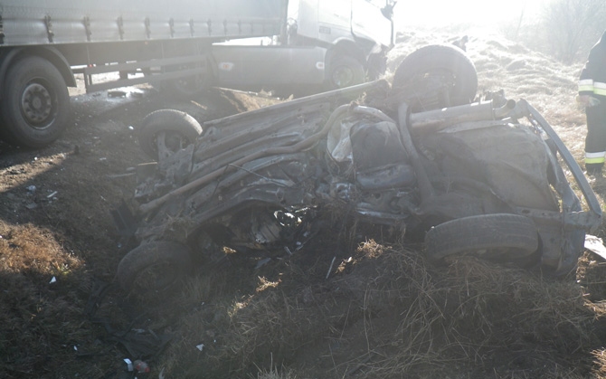 Halálos baleset: Alig maradt valami a kamionnal ütköző autóból – FOTÓK