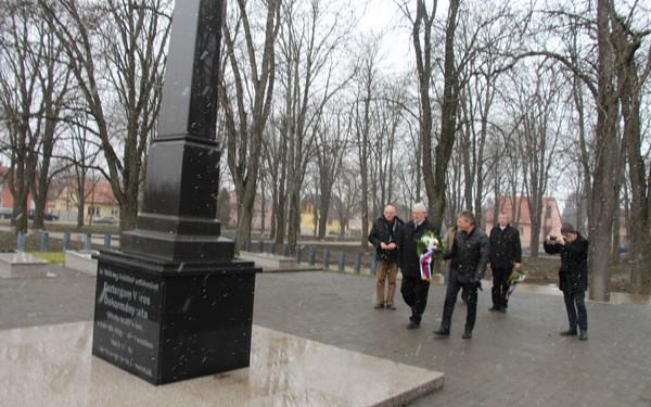 Orosz küldöttség koszorúzott Esztergom megújuló hadisírjainál