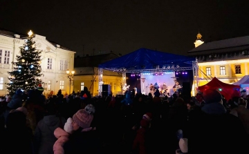 Több száz gyermek várta a Mikulást a Széchenyi téren