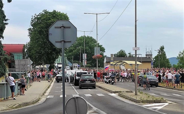 Sturovóban is tiltakoztak a szlovák kormány határátlépéssel kapcsolatos szigorításai ellen