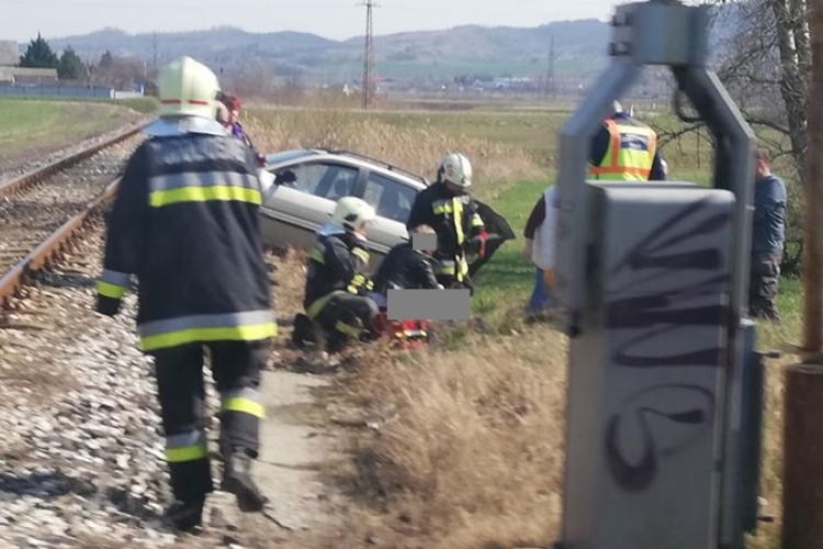 Vasúti töltésre hajtott egy autó Táton