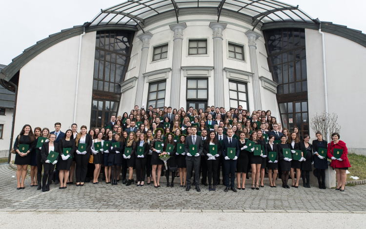 Idén is többen kitüntetéssel diplomáztak a Pázmány egyetemen