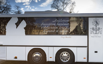 Esztergomba érkezik a Pálos busz