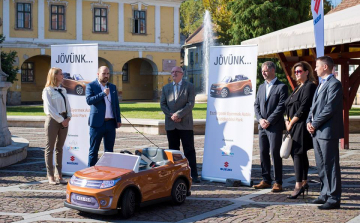 Bemutatták a leendő gyerek KRESZ-park első kisautóját Esztergomban