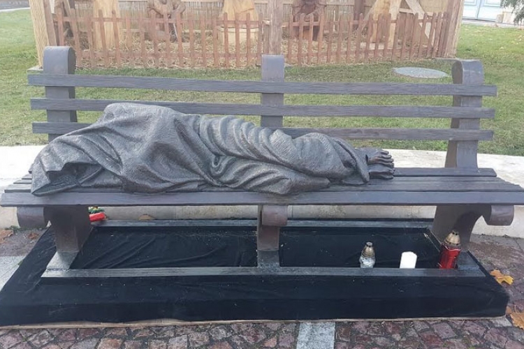 Már látható Esztergomban a Hajléktalan Jézus-szobor
