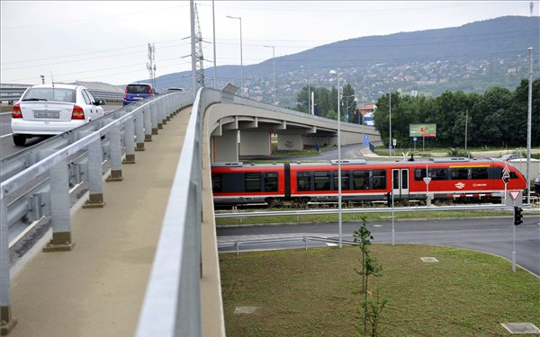 Átadták a 10-es főút új nyomvonalú szakaszát