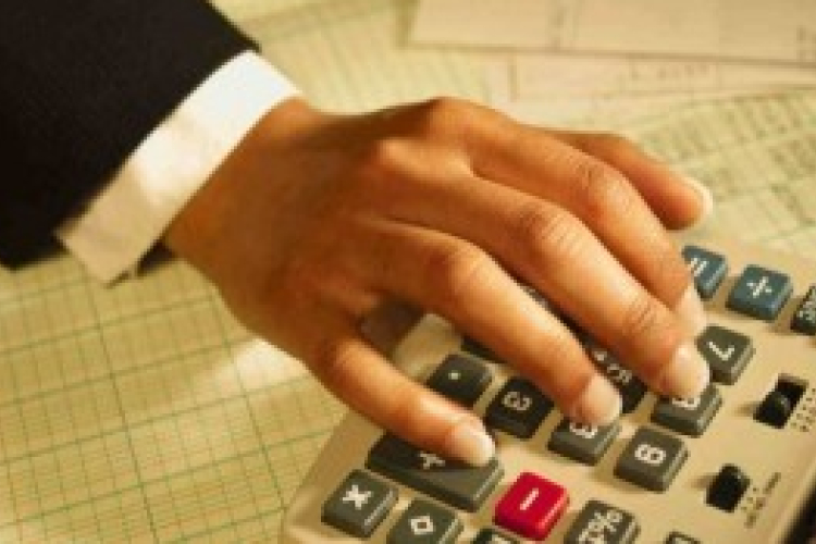 Sávosan emelkedne a reklámadó