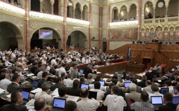 OGY - Eltörölheti az alkotmánybírák korhatárát a parlament