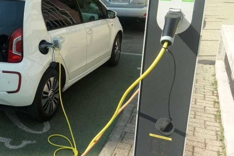 Öt perc alatt feltölthető akkumulátort fejleszt elektromos autókhoz egy izraeli vállalkozás