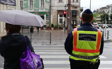 Árgus szemekkel figyelik a zebrákat az esztergomi rendőrök