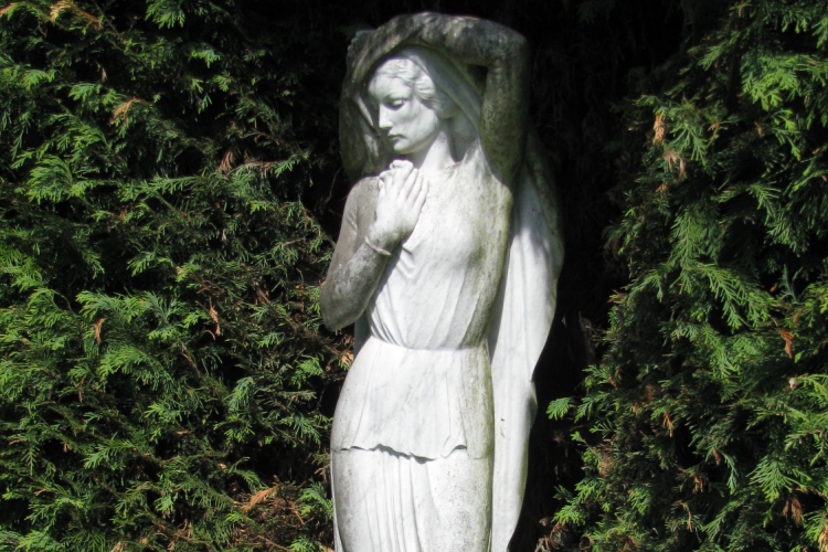 Két és félmilliós értékű szobrot lopott a temetőből