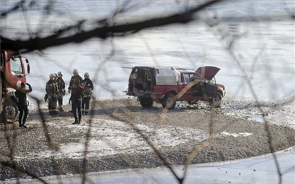 A jeges Dunába hajtott egy autó a Hajógyári-szigetnél