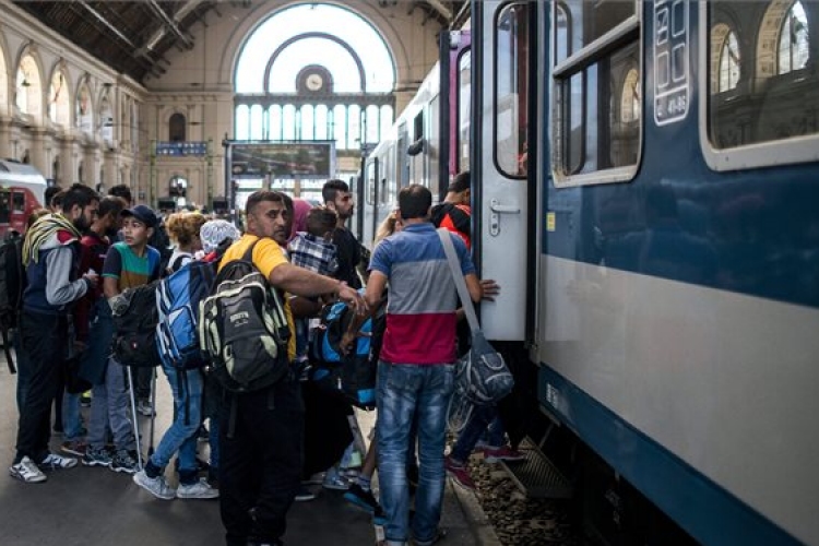 Tömegverekedés egy menedékkérőket szállító különvonaton Németországban