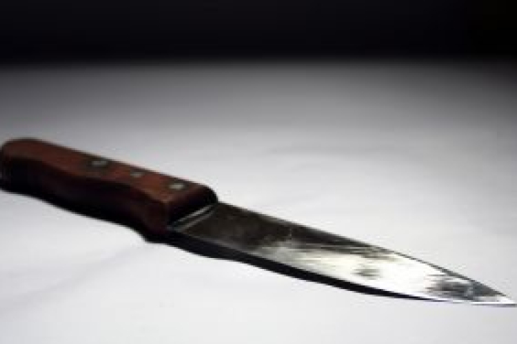 Megkéseltek egy biztonsági őrt Tatán
