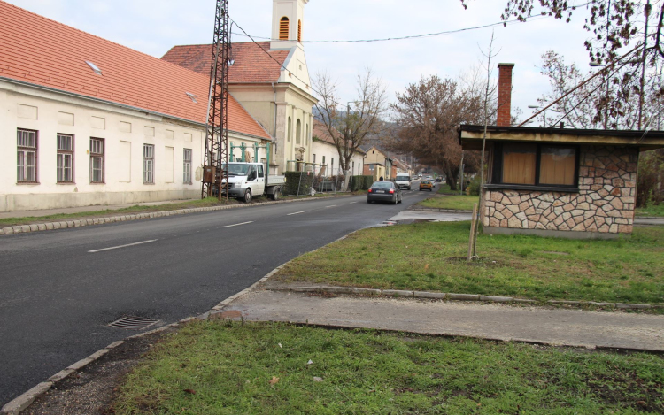 Elkészült Esztergom legrosszabb útjának felújítása - FOTÓK