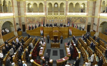 Hétnapos ülésbe kezd a parlament 