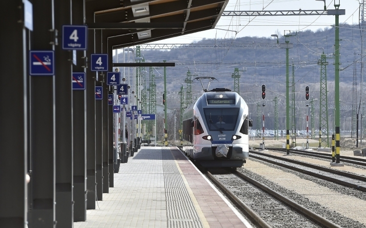 Nagyobb és egyenletesebb lesz a vonatkínálat az esztergomi vonalon