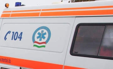 Rúgott és cipőt dobált - mentőkre támadt egy nő Esztergomban